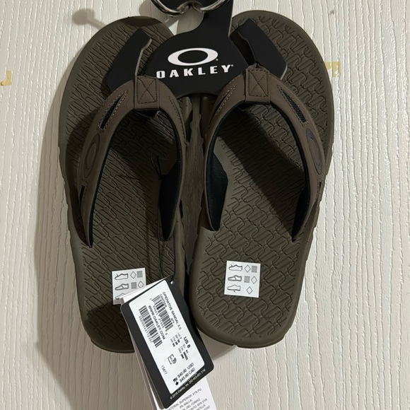 Men’s Oakley Sandals - Picture 1 of 2
